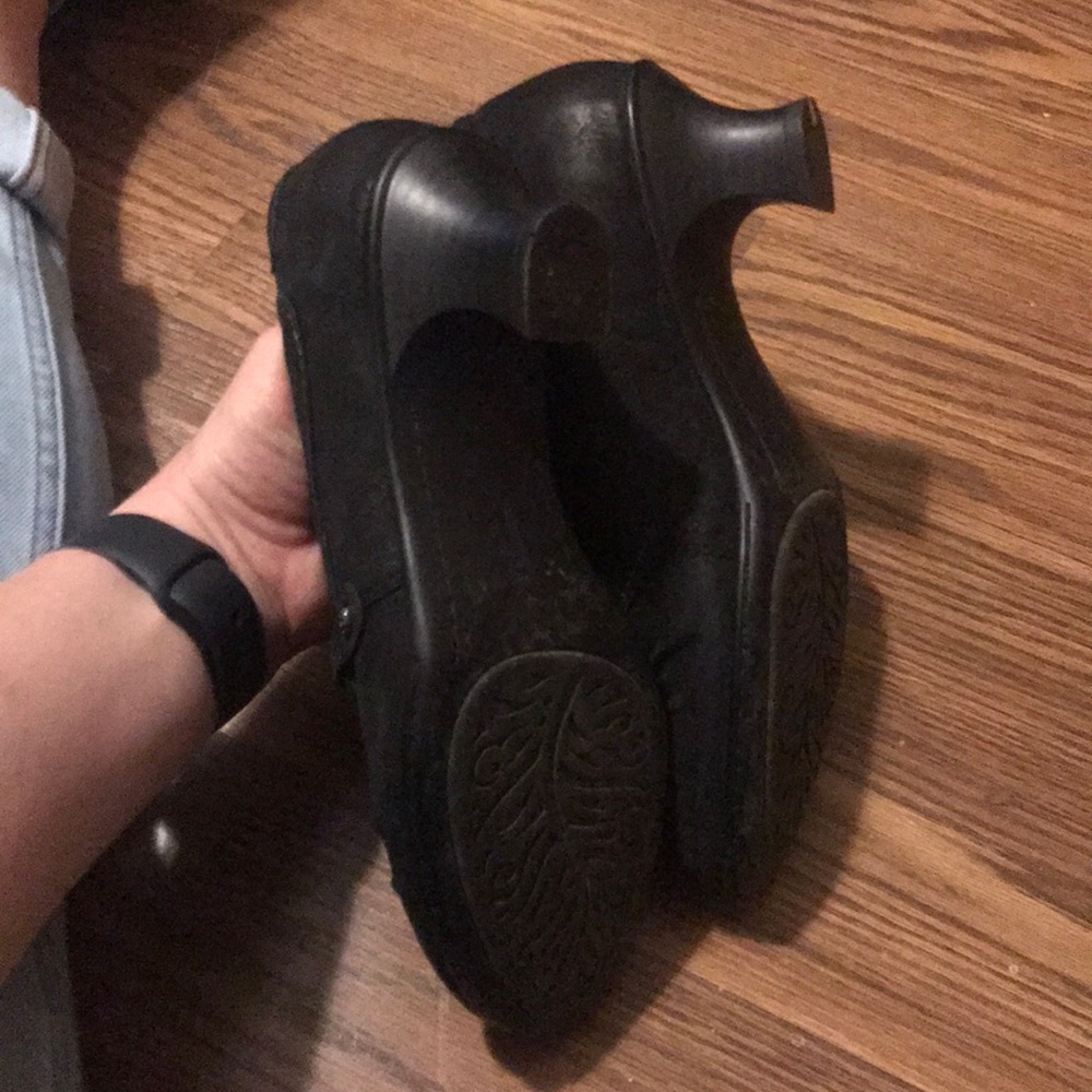 Earth Heels - image 3